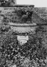 Les anciens fonts baptismaux de l'église ont été offerts à un fabricien et sont situées dans le jardin d'une maison de la rue J.-J. Kieffer (photographie du service régional de l'inventaire de Lorraine).