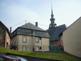 L'église catholique et le presbytère de Bitche.