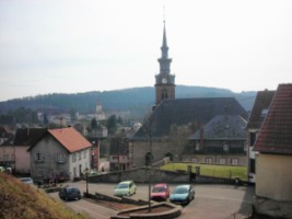 L'église Sainte-Catherine et le presbytère au premier plan, tandis qu'on apperçoit le clocher du collège Saint-Augustin en arrière-plan.