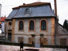 La synagogue bitchoise, désaffectée depuis quelques années, se situe dans la rue de Sarreguemines, presque en face de l'hôtel des postes.