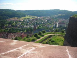 L'église catholique de Bitche depuis le plateau supérieur de la citadelle.