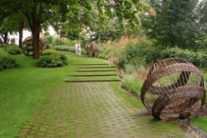 Le jardin pour la paix, fruit de créations originale, peut se visiter conjointement de la citadelle, au pied de laquelle il s'étend.