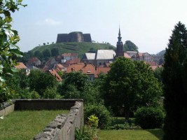 La ville de Bitche avec le clocher de l'église catholique Sainte-Catherine et la majestueuse citadelle.