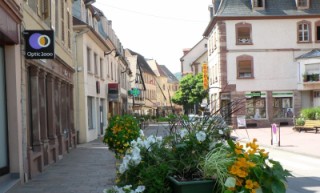 L'actuelle rue du Maréchal-Foch de Bitche, l'une des artères commerciales de la petite cité fortifiée.