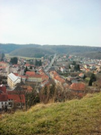 La rue de Sarreguemines, vue ici depuis le plateau inférieur de la citadelle, se prolonge par la raide montée de la Rosselle.