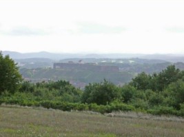 La majestueuse citadelle de Bitche, veillant sur la paisible cité entourée des premières collines vosgiennes. La majestueuse citadelle de Bitche, veillant sur la paisible cité entourée des premières collines vosgiennes.