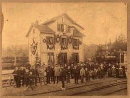 Réjouissances devant la gare lors de l'anniversaire du Kaiser en 1912.