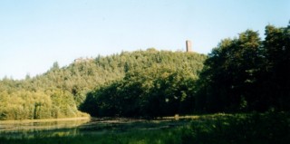 L'étang et les ruines du château de Waldeck.