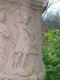 L'archange saint Michel apparaît sur la croix de la rue de l'église à Eguelshardt.