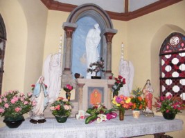 L'autel est dédiée à la Très Sainte Vierge Marie, qui est vénérée localement sous le vocable de Notre-Dame-des-Bois.