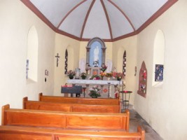 L'intérieur de la petite chapelle.