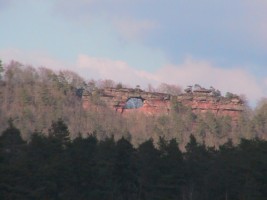 La barre rocheuse de l'Erbsenfels se situe à proximité de l'ancien domaine.