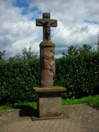 Une croix monumentale est érigée sur le parvis de l'église paroissiale de Goetzenbruck.
