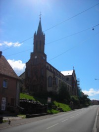 L'église paroissiale, dédiée à la Visitation de la Très Sainte Vierge, domine l'ensemble de la localité de son imposante silhouette.