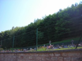 Le cimetière est dominé par une belle croix de bois.