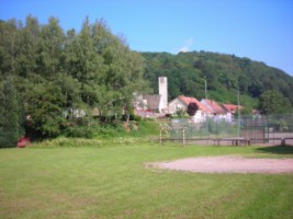 Le village de Hanviller et l'église de l'Exaltation de la Sainte-Croix, vus depuis le sentier qui arrive du moulin de la Schwingmühle.