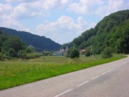 Le village de Hanviller et l'église paroissiale vus depuis la route arrivant de Bousseviller.