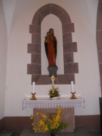 L'autel latéral gauche de l'église Saint-Nicolas de Haspelschiedt est surmonté d'une statue de la Vierge à l'Enfant.