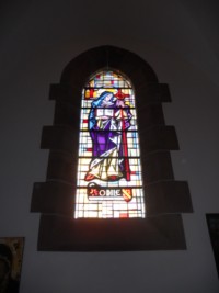 Un vitrail représente sainte Odile.