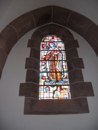 Sainte Thérèse est représentée sur un vitrail de l'église.