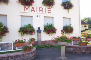 Devant la mairie du village, un buste rappelle la mémoire du général Stuhl, enfant du pays devenu sénateur de la Moselle.