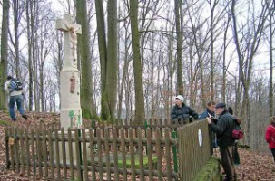 La croix Saint-Hubert se situe au pied de la colline du Schlossberg.