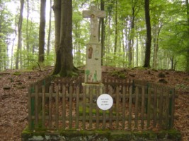 La croix Saint-Hubert se situe à proximité du rocher sculpté et de la source du Pompöserbronn.