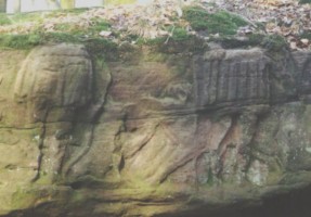 La paroi du rocher sculpté du Pompöserbronn ou source Saint-Hubert.