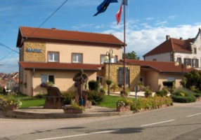 La mairie de Lemberg (photographie de la com. de com. du pays du verre et du cristal).