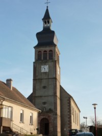 La façade du clocher de l'église de Liederschiedt.