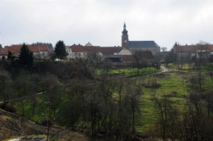 Panorama du village de Liederschiedt et de sa charmante église Saint-Wendelin, suplombant la vallée encaissée du Grunnelsbach.