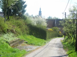 Le village de Liederschiedt et la silhouette de son église paroissiale.