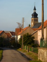 Les maisons de la rue de l'église et le chevet de celle-ci.