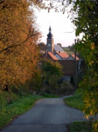 Le village de Liederschiedt et l'église Saint-Wendelin.