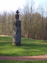 Le rocher sculpté du Breitenstein veille sur les profondes forêts des Vosges du nord.