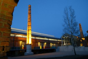 Le complexe verrier de nuit (photographie de la com. de com. du pays du verre et du cristal).