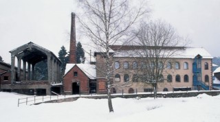 La halle verrière sous la neige (photographie de la com. de com. du pays du verre et du cristal).