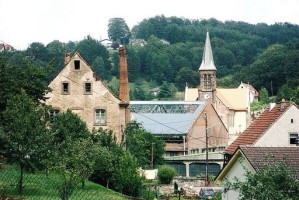 La halle verrière, au centre du village.