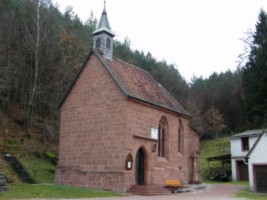 La très belle chapelle Notre-Dame-de-la-Miséricorde de Mouterhouse se situe au pied des pentes boisées du Grünberg.