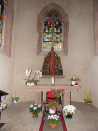 L'intérieur de la chapelle Notre-Dame-de-Bon-Secours, abritant la très belle statue de la Vierge au manteau.