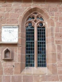 À l'extérieur du petit sanctuaire marial de Mouterhouse se situe un ancien cadran solaire, à droite de la porte de la chapelle. On peut y lire : " Die fliehenden Stunden des Lebens ", ce qui se traduit par : " les heures fugitives de la vie " (photographie d'Anthony Koenig).