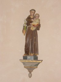 Une statue moderne de saint Antoine de Padoue est située contre le mur Ouest de la chapelle de Mouterhouse.