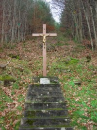 Une croix de mission en bois, avec un socle en grès, est située à proximité immédiate de la chapelle Notre-Dame-de-Bon-Secours à Mouterhouse.