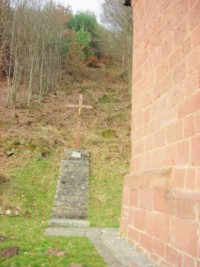 Une croix de mission est érigée à proximité immédiate de la chapelle Notre-Dame-de-la-Miséricorde.