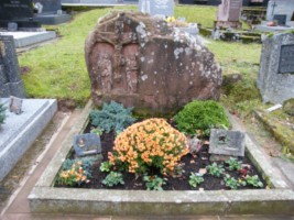 Tombe peu commune en grès rose sculpté.