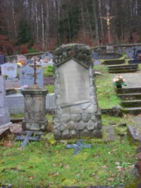 Tombe intéressante.