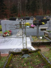 Une croix en fonte, produite par l'usine de Dietrich lors du décès de l'un de ses employés, est encore visible dans le cimetière catholique de Mouterhouse.
