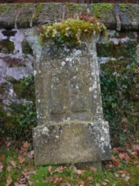 Fragment du fût d'une ancienne tombe, replacée contre le mur de clôture du cimetière.