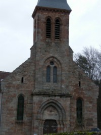 La façade de l'église catholique de Mouterhouse.