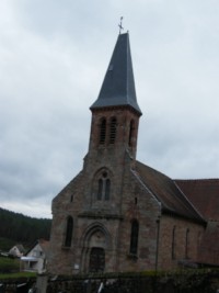 L'église catholique Saint-Jacques domine le village depuis la colline du Langenberg.